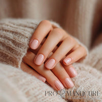 Manucure réalisée avec le vernis semi-permanent 1944 Paris Gel Vegan, teinte Alma NGV260. Formule professionnelle sans Hema, sans TPO.