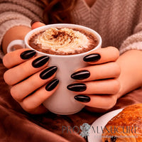 Manucure realisee avec le vernis semi-permanent 1944 Paris Gel Vegan, teinte Bruna NGV270. Couleur marron très foncé, brun espresso profond au fini crème. Formule sans Hema et sans TPO, format 7ml