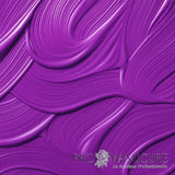 Texture onctueuse du vernis gel vegan 1944 Paris, teinte Cleo NGV223. Violet électrique intense avec un fini crème brillant.