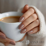 Manucure réalisée avec le vernis semi-permanent 1944 Paris Gel Vegan, teinte Dulce NGV272. 