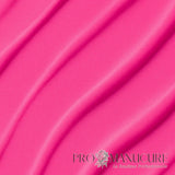 Texture crème du vernis Florie de 1944 Paris, révélant un rose magenta vibrant et une brillance soyeuse.