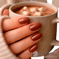 Manucure réalisée avec le vernis semi-permanent 1944 Paris Gel Vegan, teinte Giada NGV266. Couleur marron moyen, terre de Sienne au fini crème. Formule professionnelle sans Hema et sans TPO