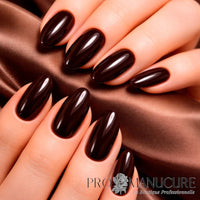 Manucure réalisée avec le vernis semi-permanent 1944 Paris Gel Vegan, teinte Kaela NGV269. Couleur marron-noir très sombre, brun intense au fini crème.