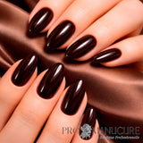 Manucure réalisée avec le vernis semi-permanent 1944 Paris Gel Vegan, teinte Kaela NGV269. Couleur marron-noir très sombre, brun intense au fini crème.