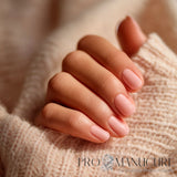 Manucure réalisée avec le vernis semi-permanent 1944 Paris Gel Vegan, teinte Leana NGV261. Formule professionnelle sans Hema, sans TPO