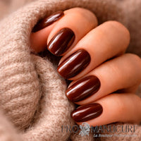 Manucure réalisée avec le vernis semi-permanent 1944 Paris Gel Vegan, teinte Marabella NGV267. Couleur marron chocolat profond au fini crème.