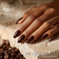 Manucure réalisée avec le vernis semi-permanent 1944 Paris Gel Vegan, teinte Mocha NGV279. Formule professionnelle sans Hema, et sans TPO.