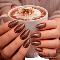 Manucure réalisée avec le vernis semi-permanent 1944 Paris Gel Vegan, teinte Praline Cat Eye NGE007