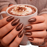 Manucure réalisée avec le vernis semi-permanent 1944 Paris Gel Vegan, teinte Praline Cat Eye NGE007