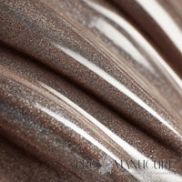 Couleur 1944 Paris Praline NGE007. Teinte taupe chaud avec effet Cat Eye magnétique, révélant une bande lumineuse transversale fascinante.