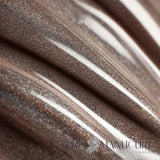 Couleur 1944 Paris Praline NGE007. Teinte taupe chaud avec effet Cat Eye magnétique, révélant une bande lumineuse transversale fascinante.