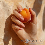 Manucure réalisée avec le Vernis semi-permanent 1944 Paris Gel Vegan, teinte Sabella NGV273. Formule professionnelle sans Hema et sans TPO