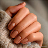 Manucure réalisée avec le Vernis semi-permanent 1944 Paris Gel Vegan, teinte Ysia NGV264. Formule professionnelle sans Hema, sans TPO