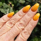 Manucure realisee avec le vernis semi-permanent CND Shellac Among The Marigolds, teinte jaune orangé ambré crémeux, formule sans TPO.