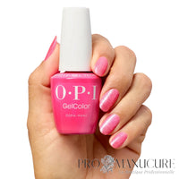 Main tenant le flacon de vernis semi-permanent OPI GelColor Dopa-mani, montrant le rendu rose scintillant opaque sur les ongles.