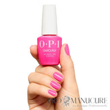 Main aux ongles peints en rose crème tenant le flacon de vernis semi-permanent OPI GelColor Go with the Floatie, formule sans HEMA.