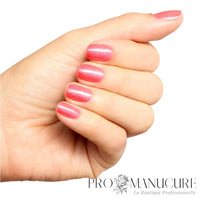 Manucure professionnelle réalisée avec le vernis semi-permanent rose corail pailleté OPI If U Like Pinka Coladas sur ongles courts.