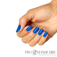 Manucure sur ongles en amande avec le vernis semi-permanent bleu cobalt OPI Sea-ze the Day, fini brillant et opaque sans HEMA.