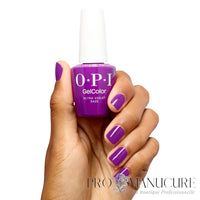 Main aux ongles violets crème impeccables tenant le flacon de vernis semi-permanent professionnel OPI Ultra Violet Daze sans HEMA.