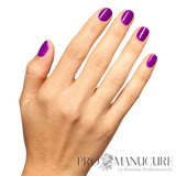 Manucure professionnelle avec le vernis semi-permanent violet intense OPI Ultra Violet Daze sur ongles ovales.