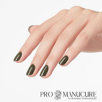 OPI-Suzi-first-lady-of-nails-Hand