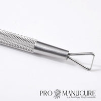 Outil grattoir triangle ProManucure en acier inox pour la dépose du vernis semi-permanent.