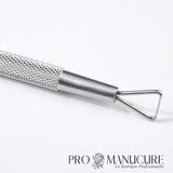 Outil grattoir triangle ProManucure en acier inox pour la dépose du vernis semi-permanent.