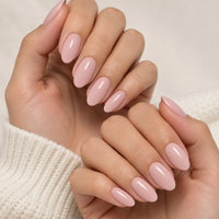 Manucure réalisée avec Atlas Paris Runway – rose nude poudré brillant