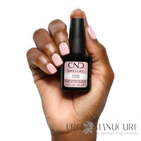 CND Shellac Aurora rose pâle laiteux avec flacon et rendu sur les ongles