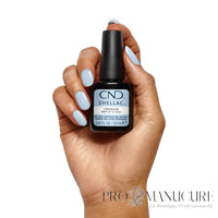 CND Shellac Creekside bleu pastel porté sur les ongles avec flacon 12,5 ml