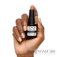 Manucure dorée nacrée avec le vernis CND Shellac Gold VIP Status
