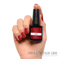 CND Shellac Liberté 12,5 ml rouge vif porté sur les ongles avec flacon