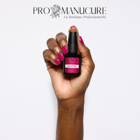 CND Shellac Pink Leggings rose foncé pop porté sur ongles, peau foncée