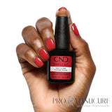 CND Shellac Soft Flame 12,5 ml rouge vif porté sur les ongles avec flacon