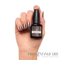 CND Shellac Statement Earrings taupe rosé pailleté porté sur les ongles avec flacon