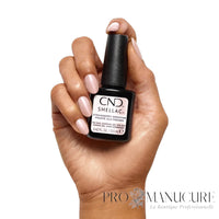 CND Shellac Strawberry Smoothie rose poudré nacré porté sur les ongles avec flacon
