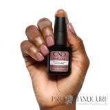 CND Shellac We Want Mauve mauve rosé nude porté sur les ongles avec flacon