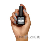 CND Shellac Whisper gris clair bleuté porté sur les ongles avec flacon