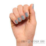 Vernis semi-permanent CND Shellac Whisper gris clair bleuté sur les ongles