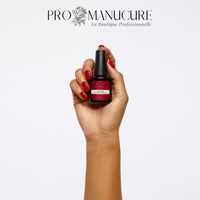 Manucure CND Shellac Wildfire rouge sur peau médium
