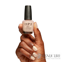 OPI Nail Lacquer Mirror, Mirror on the Awe 15 ml avec rendu nude nacré sur les ongles