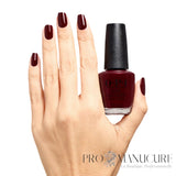 Manucure rouge bordeaux avec OPI Nail Lacquer Vampire State Building 15 ml
