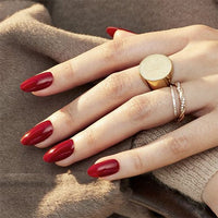 Manucure realisee avec le vernis semi-permanent CND Shellac Books & Beaujolais, teinte bordeaux profond et riche, formule sans TPO.