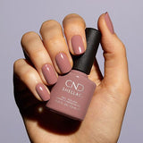 Manucure realisee avec le vernis semi-permanent CND Shellac Fuji Love, teinte rose mauve pastel crémeux, formule sans TPO.