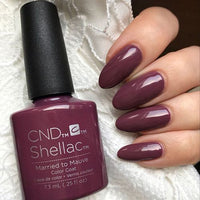 Manucure realisee avec le vernis semi-permanent CND Shellac Married to the Mauve, teinte mauve profond et crémeuse, formule sans TPO.