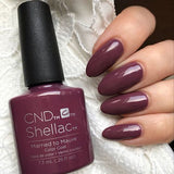 Manucure realisee avec le vernis semi-permanent CND Shellac Married to the Mauve, teinte mauve profond et crémeuse, formule sans TPO.