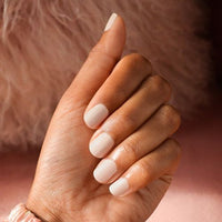 Manucure realisee avec le vernis semi-permanent CND Shellac Mover & Shaker, teinte nude rosé terreux et sophistiqué, formule sans TPO.