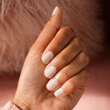 Manucure realisee avec le vernis semi-permanent CND Shellac Mover & Shaker, teinte nude rosé terreux et sophistiqué, formule sans TPO.