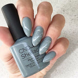 Manucure realisee avec le vernis semi-permanent CND Shellac Mystic Slate, teinte gris ardoise profond aux reflets bleutés, formule sans TPO.