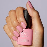 Manucure realisee avec le vernis semi-permanent CND Shellac Pacific Rose, teinte rose fuchsia éclatante et crémeuse, formule sans TPO.